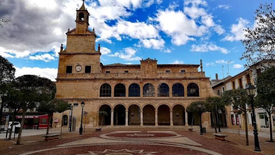 El PP abrirá expediente a un concejal en un pueblo de Cuenca que brindó con una bandera franquista