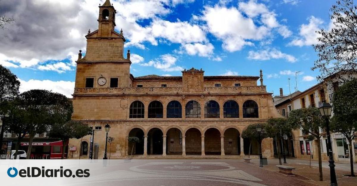 El PP abrirá expediente a un concejal en un pueblo de Cuenca que brindó con una bandera franquista