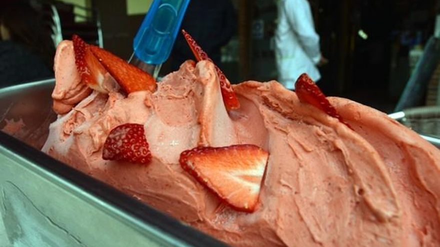 El helado de fresa de El Ruedo II tiene... doble de fresa. // JDR