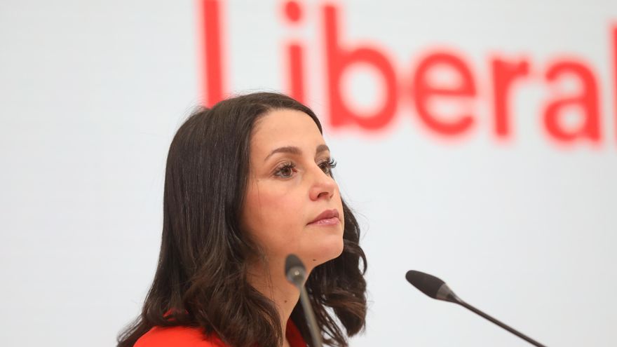 La líder de Cs, Inés Arrimadas, comparece tras una reunión del Ejecutivo de Ciudadanos, en la Sede Nacional de Cs, a 21 de febrero de 2022, en Madrid (España).