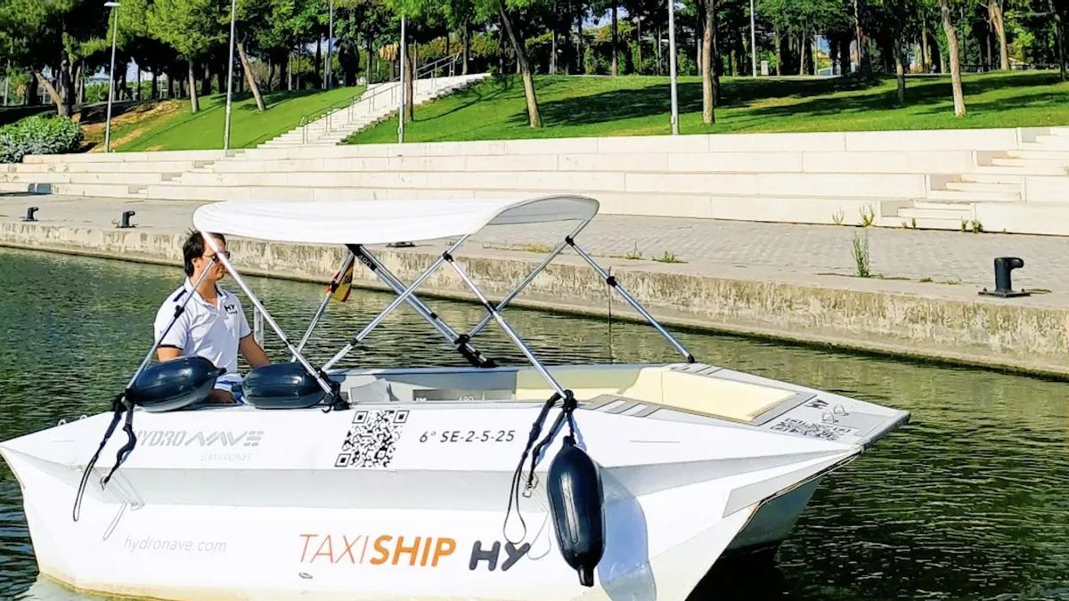 Es oficial, transporta 6 personas a la vez pero no es un taxi normal: es acuático y cruza el Guadalquivir