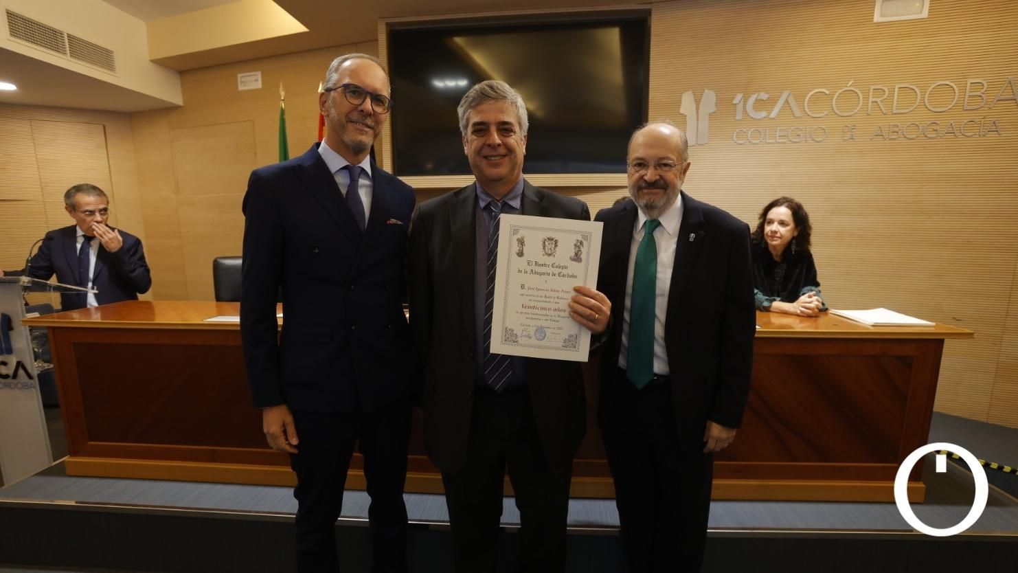 Entrega de diplomas a las personas colegiadas que cumple 50 y 25 años de abogacía.