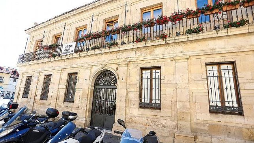 Carlos S. Campillo / ICAL Acceso por la calle Legión VII al ayuntamiento de San Marcelo de León.