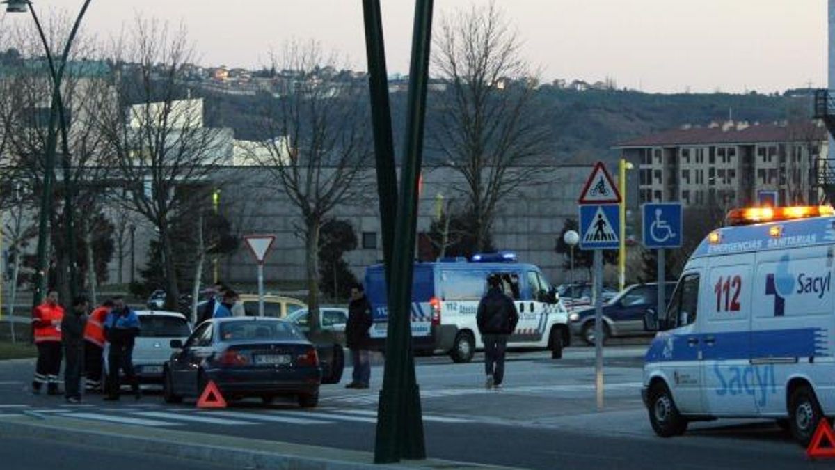 Efectivos sanitarios y policiales en un accidente de tráfico, imagen de archivo.