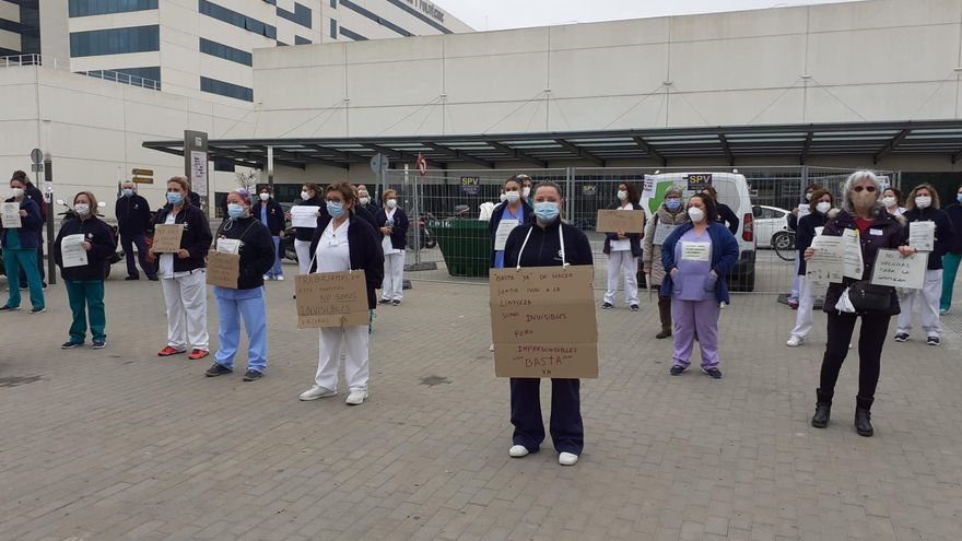 Limpian y existen: las trabajadoras de limpieza se quedan a la cola de la vacunación en los hospitales