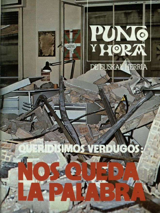 Portada de la revista Punto y Hora de Euskal Herria en la que se muestra el estado en el que quedó la redacción.