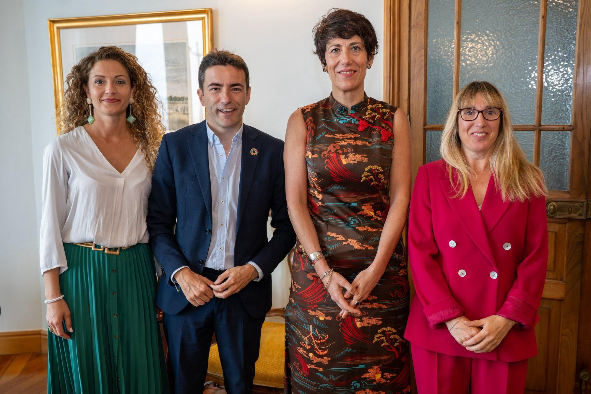 Ainoa Quiñones (exdelegada del Gobierno en Cantabria), Pedro Casares (nuevo delegado), la ministra de Inclusión Social, Elma Saiz, y la delegada saliente, Eugenia Gómez de Diego