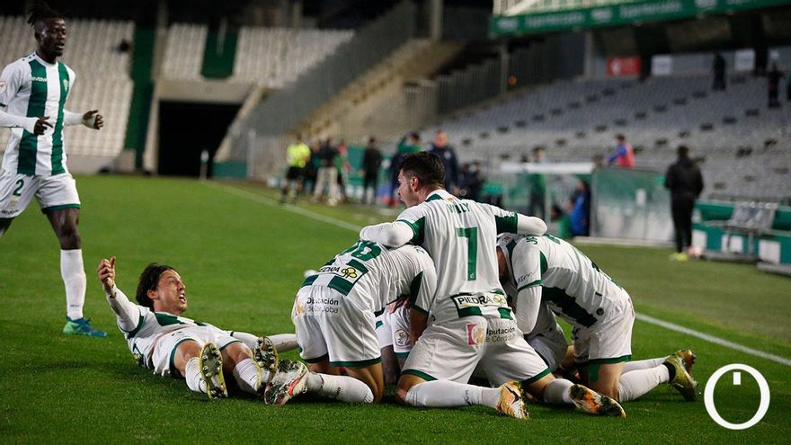 Los jugadores del Córdoba celebran el 2-1