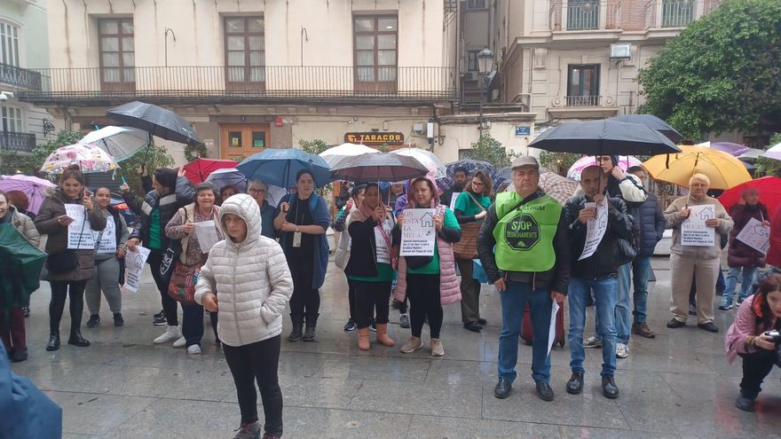 El Gobierno valenciano se compromete con la PAH a estudiar un plan de choque que evite desahucios de los fondos buitre