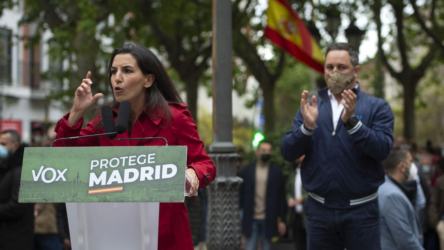 La candidata de Vox a la Presidencia de la Comunidad de Madrid, Rocío Monasterio, y el presidente de la formación, Santiago Abascal, celebran un mitin en la Plaza de España de Leganés.