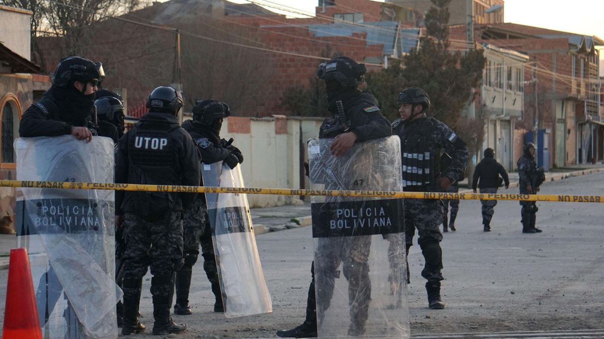 Integrantes de la Policía de Bolivia custodian un cuartel militar tras la explosión registrada este viernes en Viacha (Bolivia).