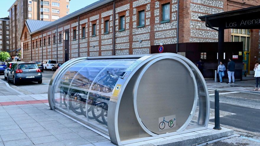 Aparcamiento para bicicletas frente a la Biblioteca Central