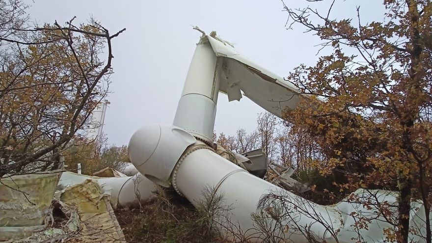 Un aerogenerador de 75 metros se viene abajo en uno de los parques eólicos de la comarca leonesa de la Maragatería