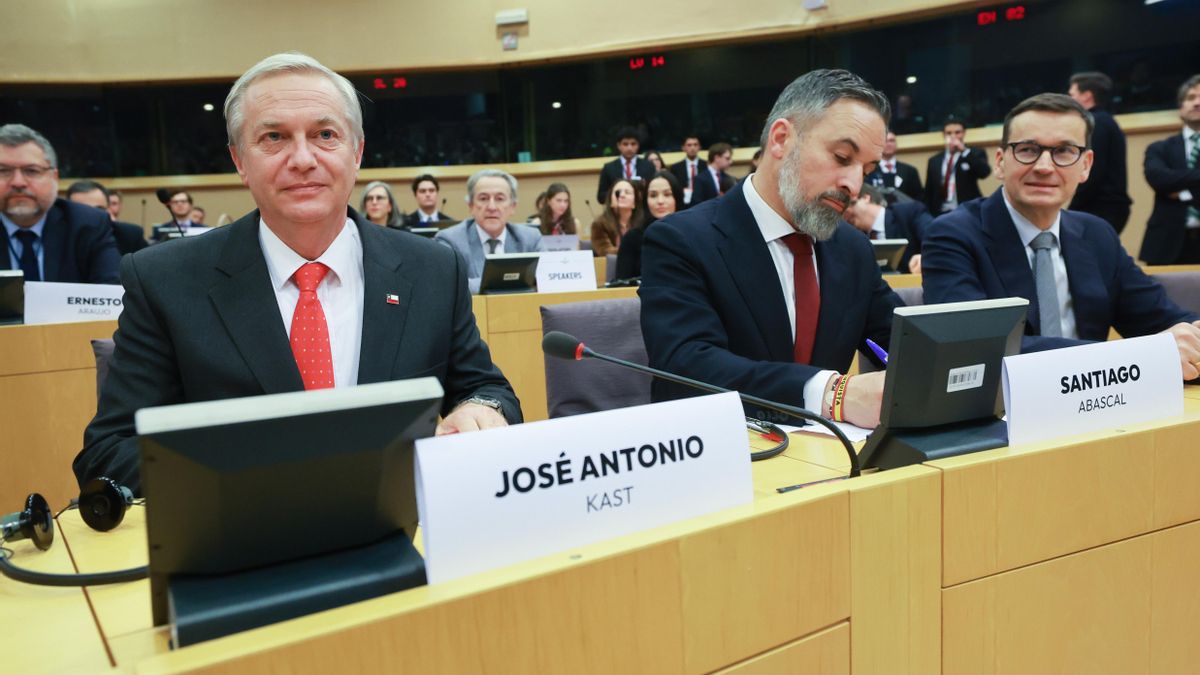 El presidente electo de Chile, José Antonio Kast, el líder del partido opositor español Vox, Santiago Abascal, y el presidente del Partido Conservador Europeo y Reformista (ECR), Mateusz Morawiecki, en el Parlamento Europeo el pasado martes.