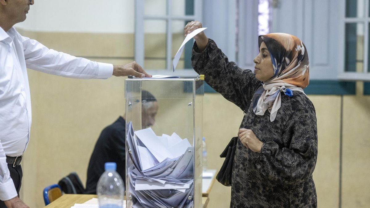 Una mujer deposita su voto en una urna durante las elecciones legislativas de Marruecos, en Rabat, el 23 de septiembre de 2026.