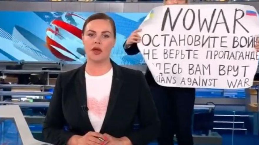 Una mujer irrumpió en el noticiero más visto de Rusia para criticar la invasión a Ucrania