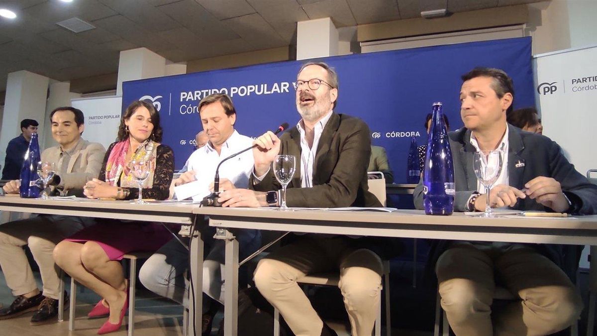 Reunión de la Junta Directiva Provincial del PP de Córdoba, con el secretario general del PP-A, Antonio Repullo; el presidente provincial del PP, Adolfo Molina, y el portavoz del partido en la provincia, José María Bellido, entre otros cargos.