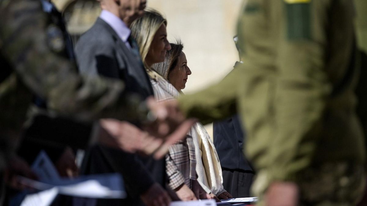 La ministra de Defensa, Margarita Robles, despide a 200 soldados ucranianos formados en la Academia de Infantería de Toledo