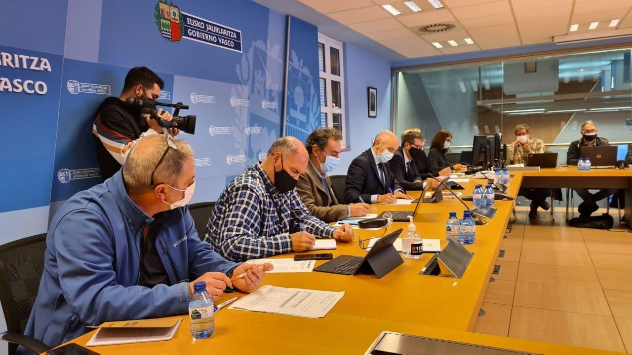 La mesa de crisis, presidida por el vicelehendakari y consejero de Seguridad, Josu Erkoreka