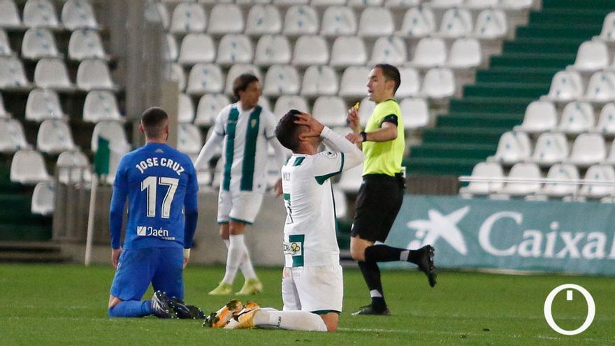 Los jugadores del Córdoba lamentan una ocasión