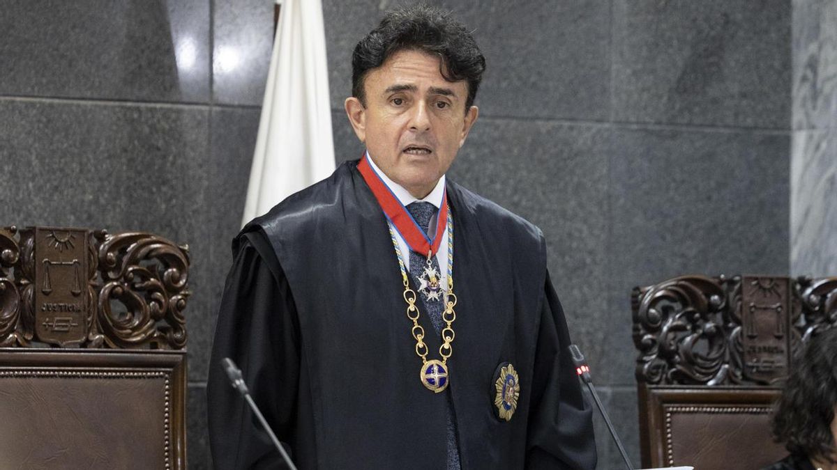 El presidente del Tribunal Superior de Justicia de Canarias, Juan Luis Lorenzo (c), interviene en el acto de apertura oficial del Año Judicial en las islas, en Las Palmas de Gran Canaria.