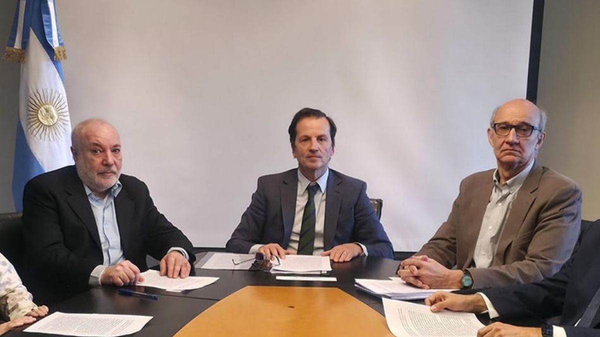 Néstor Marcelo Lamboglia (en el centro) renunció como titular del ENRGE. Habría tenido diferencias con el vocal primero Marcelo Alejandro Nachón (a la derecha de la imagen). Lo sucede el ingeniero Vicente Serra (a la izquierda).
