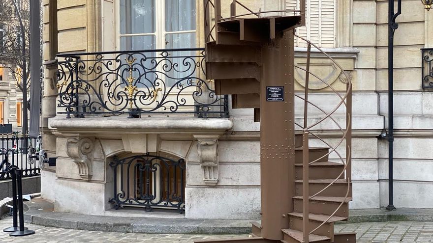 Un tramo de la escalera original de la Torre Eiffel, vendido por 274.475 euros en una subasta de París