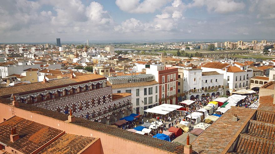 Vista de los puestos del mercado árabe por Al Mossassa en Badajoz, en la plaza Alta