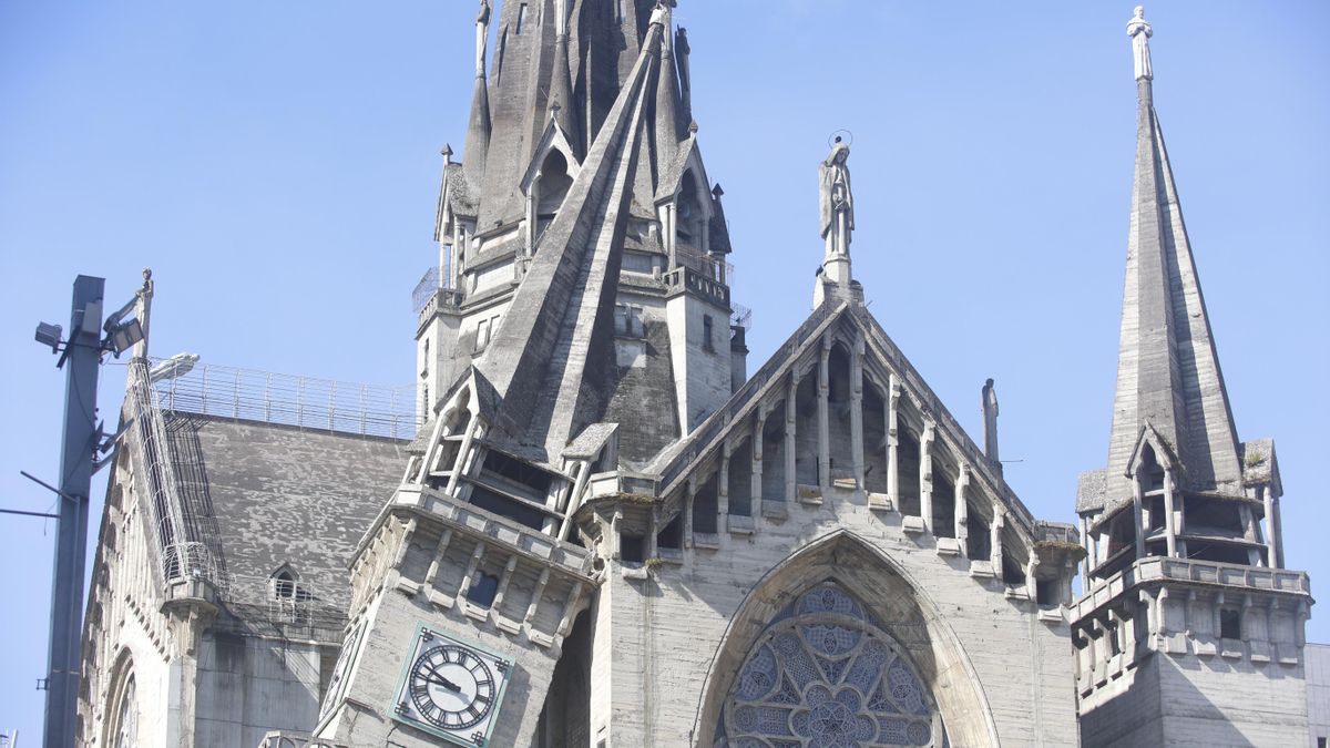 Fotografía que muestra la Catedral Basílica Metropolitana de Nuestra Señora del Rosario afectada este lunes, en Manizales (Colombia)