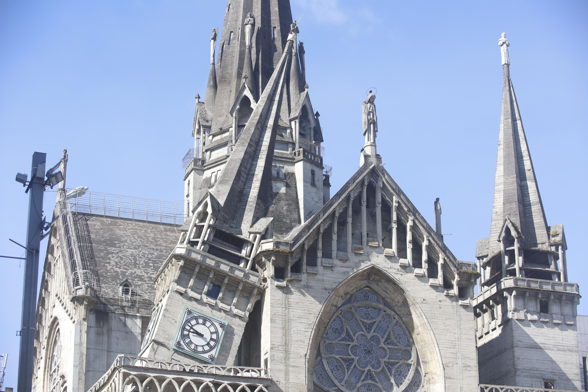 Fotografía que muestra la Catedral Basílica Metropolitana de Nuestra Señora del Rosario afectada este lunes, en Manizales (Colombia)