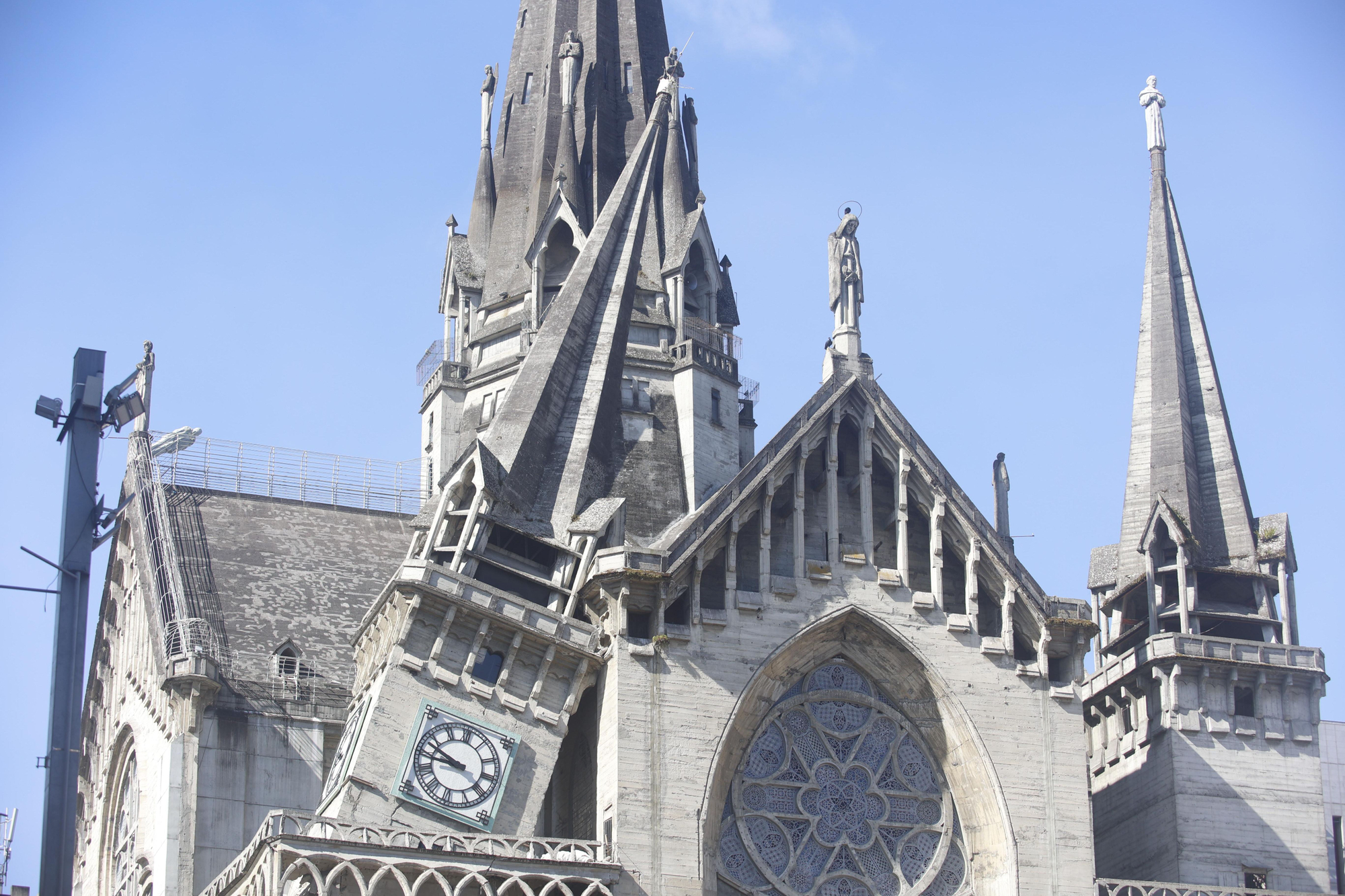 Fotografía que muestra la Catedral Basílica Metropolitana de Nuestra Señora del Rosario afectada este lunes, en Manizales (Colombia)