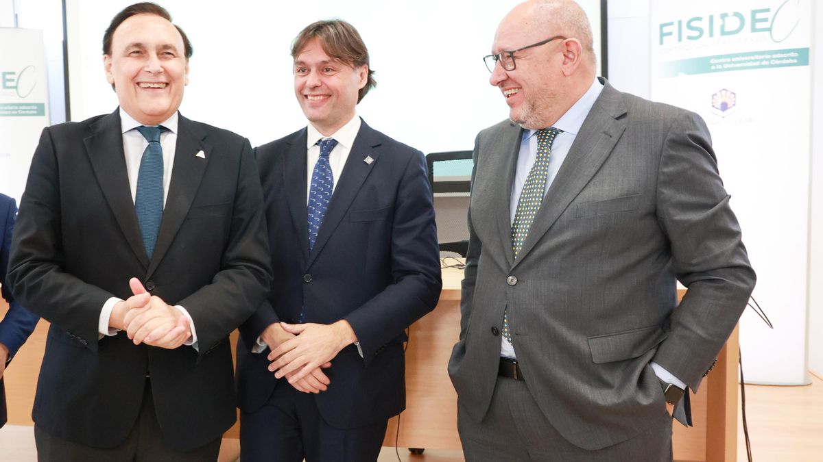 El consejero de Universidad, Investigación e Innovación, José Carlos Gómez Villamandos (i), junto al presidente de la Asociación de Universidades Públicas de Andalucía, Francisco Oliva (c) y el rector de la Universidad de Córdoba, Manuel Torralbo (d).
