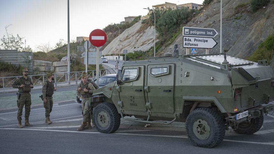 Una patrulla del Ejército en las calles de Ceuta el sábado 29 de agosto.