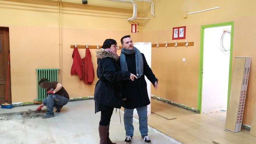 La alcaldesa de San Andrés del Rabanedo, Camino Cabañas, y el concejal de Educación Alejandro Gallego.