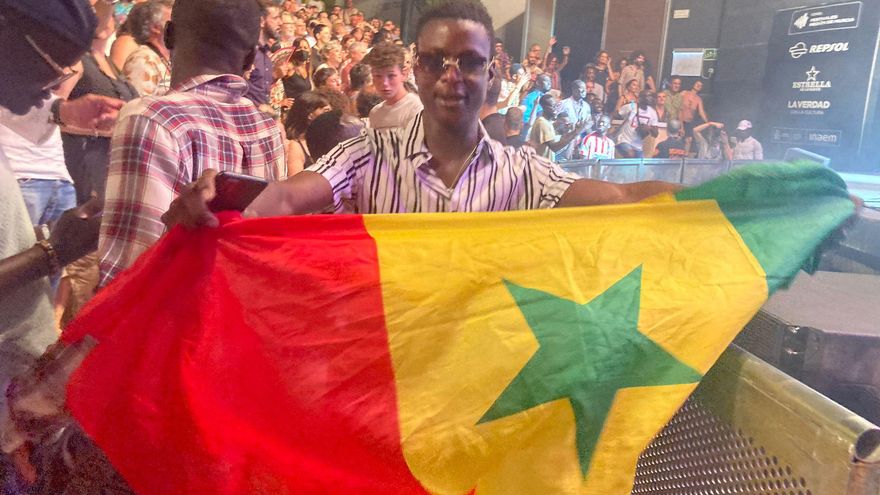 Uno de los compatriotas de la superestrella con la bandera de su país