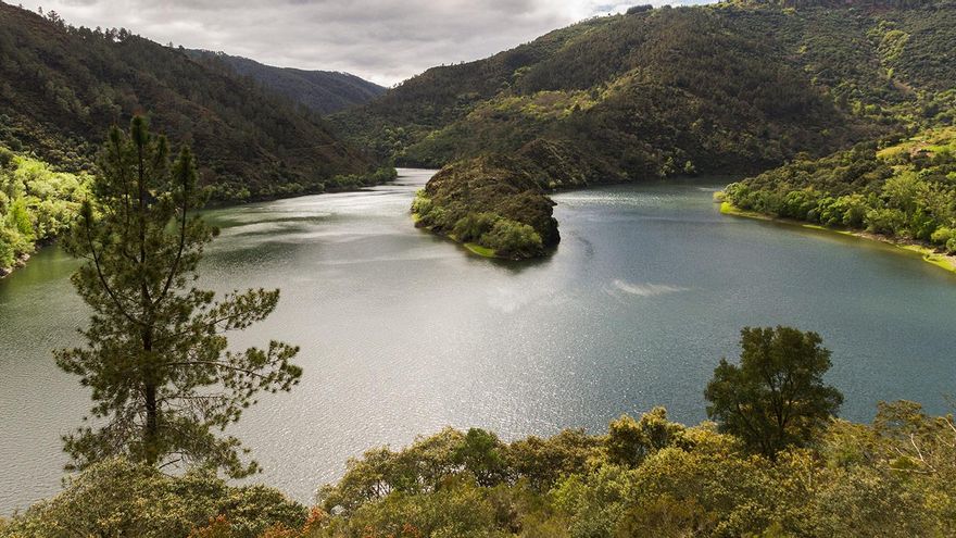 El parque con ruinas medievales que se esconde entre caminos y valles glaciares en Galicia