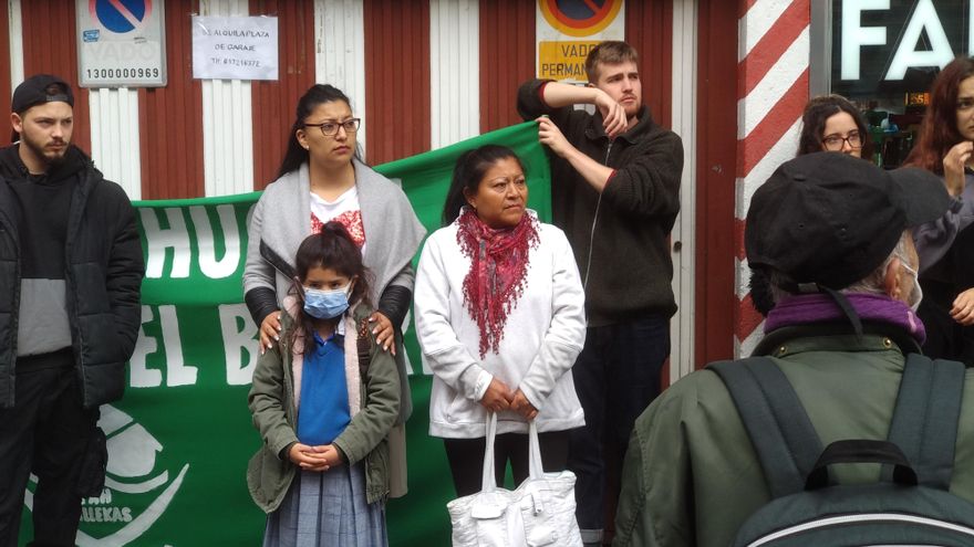 Fátima (derecha) y Myriam, afectadas por los desahucios