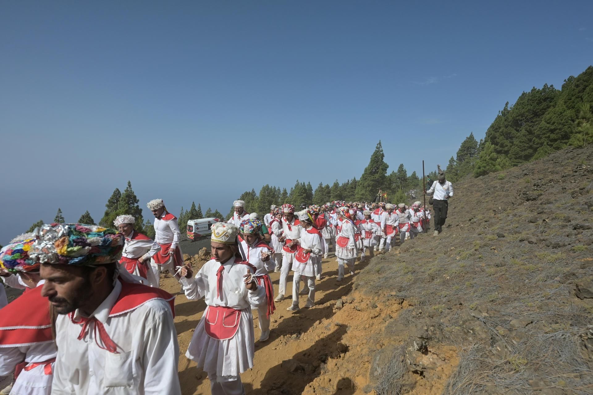 Miles de personas han participado este sábado en El Hierro en la Bajada de la Virgen de Reyes que transcurre durante 28 kilómetros desde su ermita en La Dehesa hasta Valverde, capital de la isla. En la imagen bailadores y tocadores que acompañan a la imagen de la Virgen durante su recorrido.