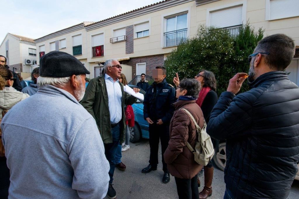 La presión de la PAH Murcia consigue el aplazamiento del desahucio en Alguazas / CARLOS TRENOR