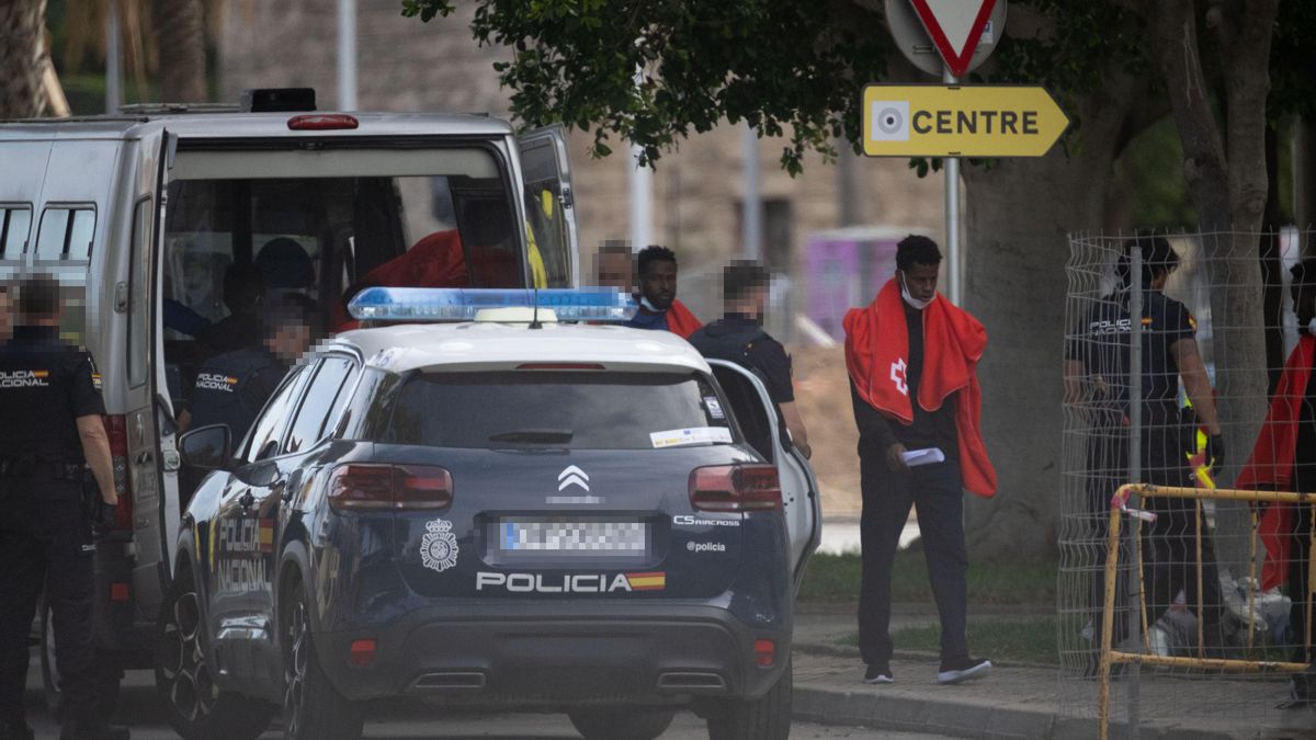 Una primera part del grup de joves migrants va arribar al port a les 17.40 h. El seu rescat s’havia produït aquell mateix matí, a les 6.40 h, al sud de l’illa.
