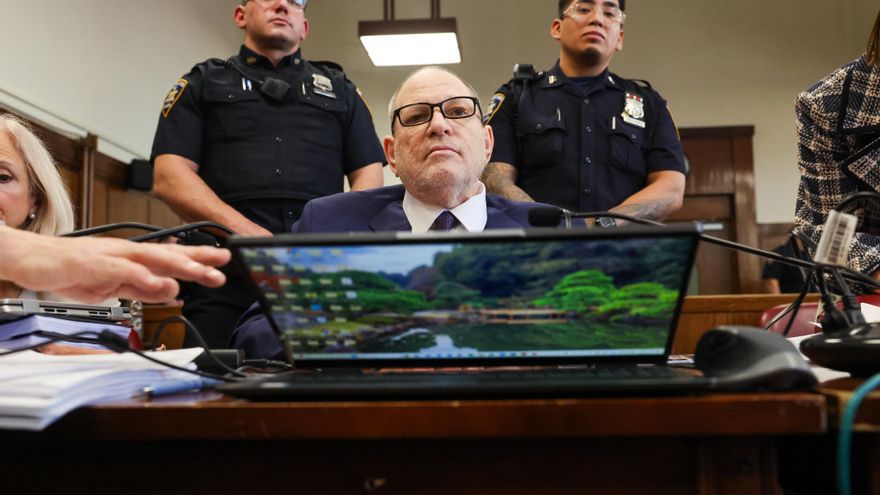 Fiscalía exhibe fotos de Weinstein con Clinton o reina Isabel para destacar su influencia