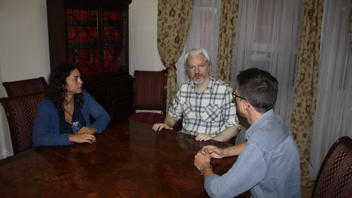 Podemos se reúne con Julian Assange en Londres y le ofrece su colaboración