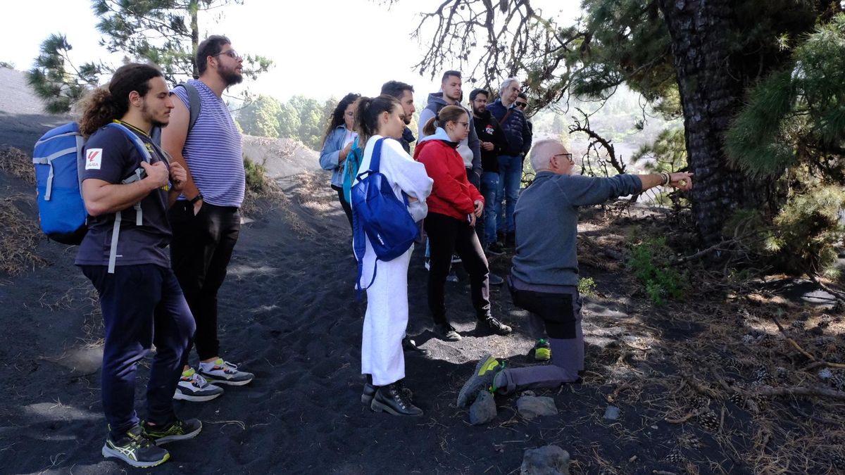 Alumnado del El IES Politécnico junto al volcán Tajogaite.