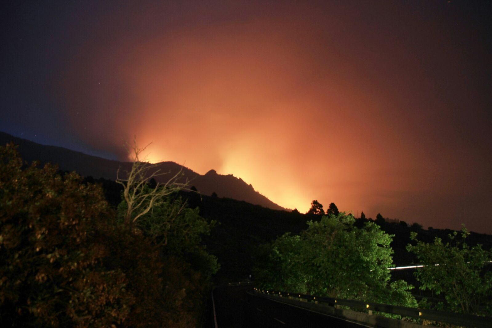 El fuego se encuentra en una zona de difícil acceso. Foto: JOSÉ AYUT