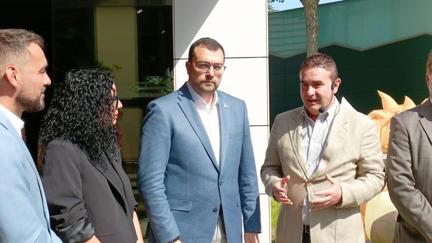 El presidente del Principado de Asturias, Adrián Barbón, durante su visita institucional a la 68 Feria Internacional de Muestras de Asturias (Fidma), en el recinto ferial gijonés 'Luis Adaro'.
