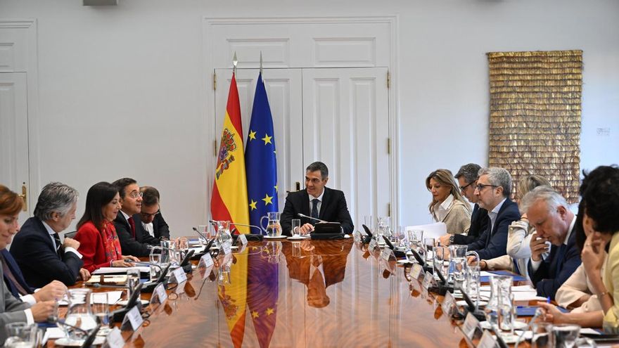 El presidente del Gobierno, Pedro Sánchez (c), preside la reunión del Consejo de Ministros que debe aprobar un real decreto en materia de vivienda, este martes. La reunión ha comenzado en el Palacio de la Moncloa a las 10:30 horas, con una hora de retraso sobre el horario previsto debido a las negociaciones entre los socios de coalición. EFE/Borja Puig De La  Bellacasa/pool Moncloa SOLO USO EDITORIAL/SOLO DISPONIBLE PARA ILUSTRAR LA NOTICIA QUE ACOMPAÑA (CRÉDITO OBLIGATORIO)