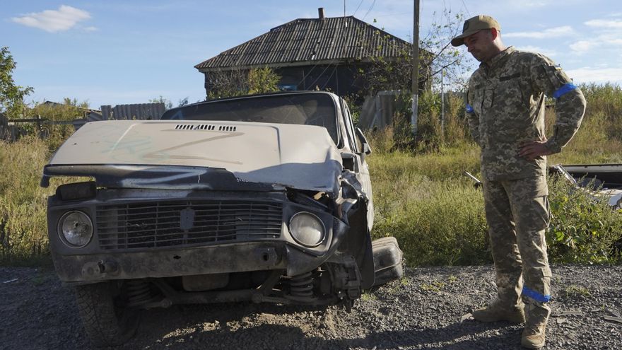 Un oficial ucraniano observa un vehículo capturado a las tropas rusas esta semana en la zona de Járkov. EFE/EPA/VASILIY ZHLOBSKY