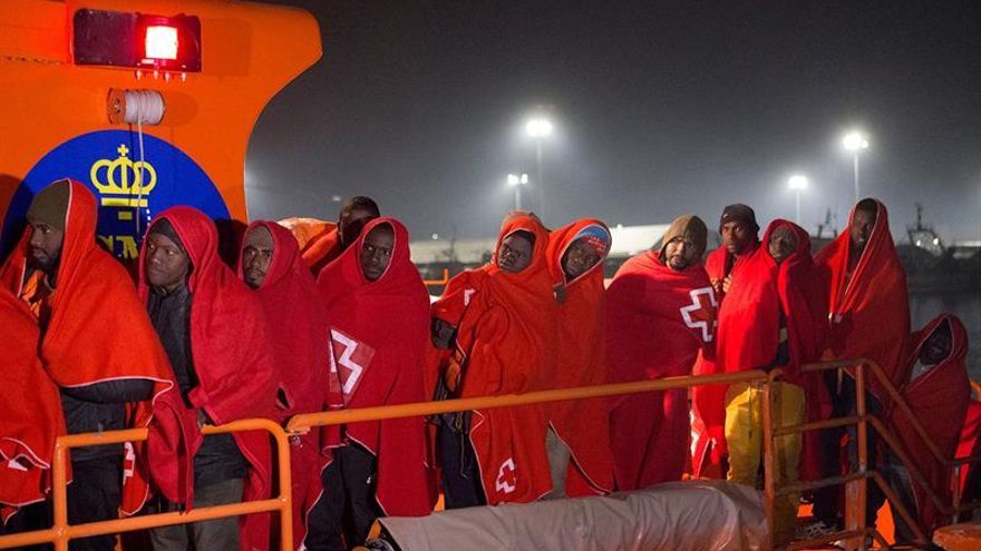 Salvamento rescata a 30 inmigrantes frente a la costa de Motril