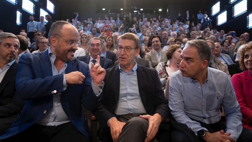Archivo - El presidente del PP de Cataluña, Alejandro Fernández; el presidente del PP, Alberto Núñez Feijóo, y el vicesecretario del PP, Elías Bendodo, en una imagen de octubre de 2022.