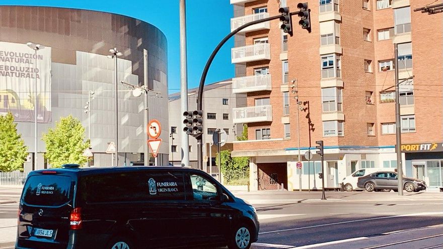 Los ingresos por la COVID-19 caen casi un 20% pero Euskadi notifica 113 decesos, el máximo en 22 semanas